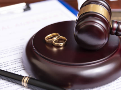 Il riconoscimento dell’assegno divorzile e la sua funzione compensativa e perequativa